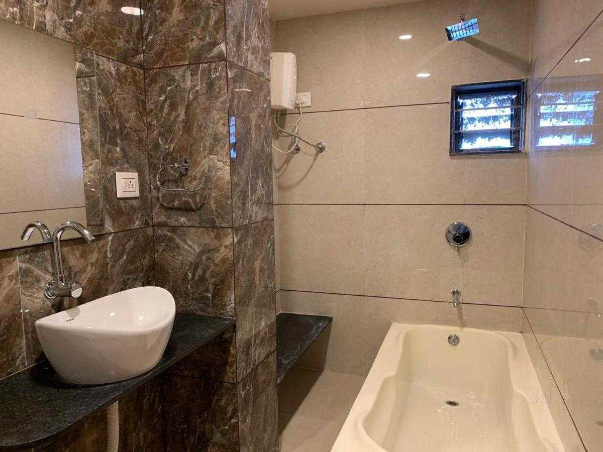Hotel Radha Krishna Ānand Dış mekan fotoğraf